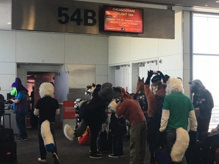 personas disfrazadas en el aeropuerto 