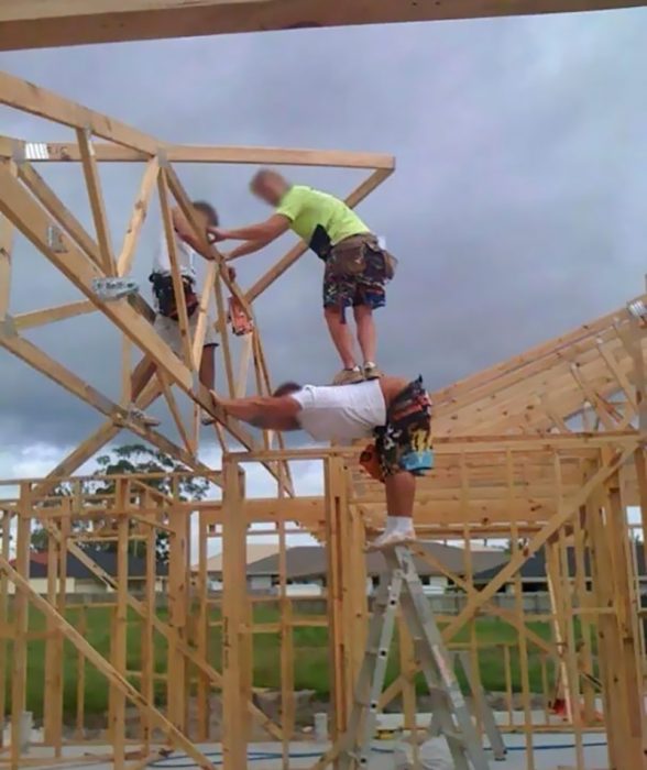 hombres construyendo con mínima seguridad 