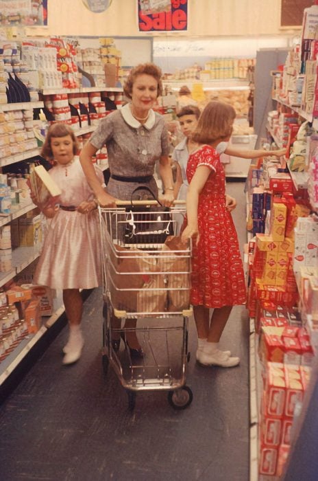 Una ama de casa y sus hijas haciendo las compras, 1958