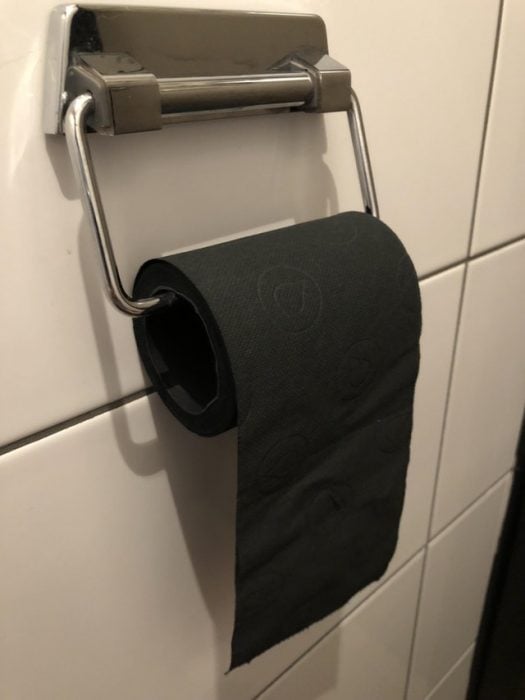 Papel higiénico negro en un restaurante holandés