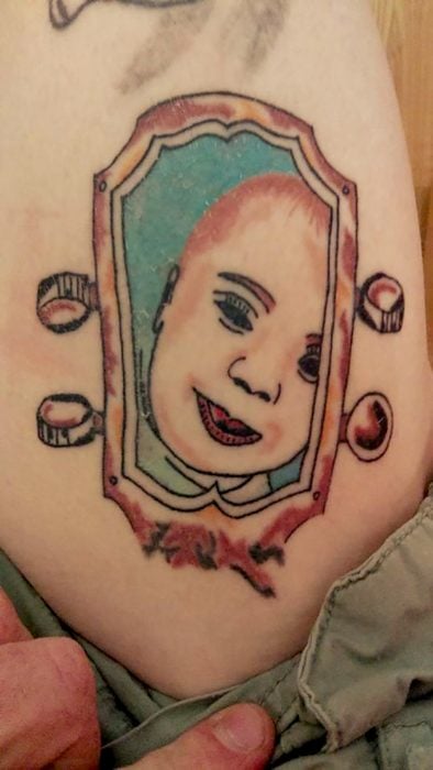 tatuaje mal hecho de un bebé 