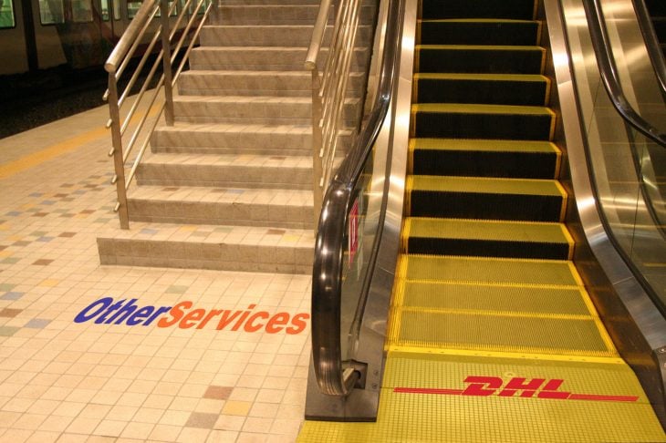 DHL vs. otros servicios escaleras eléctricas 