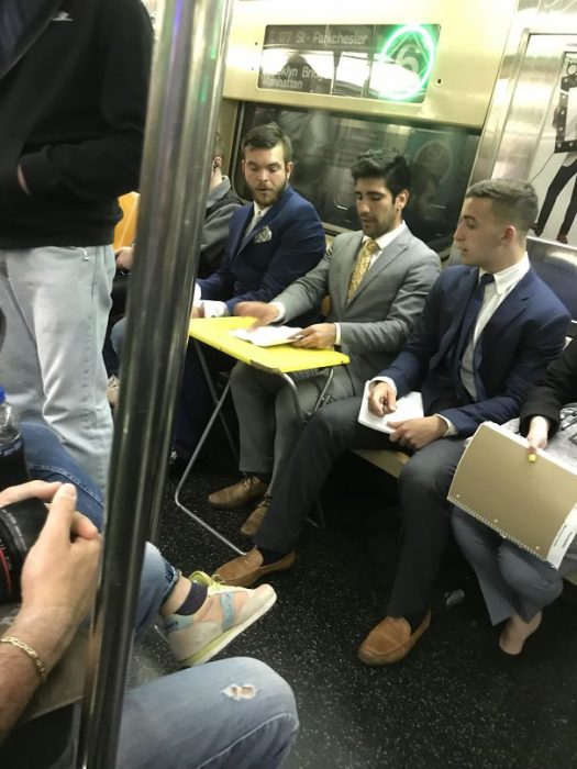 chicos teniendo una reunión del trabajo en el metro