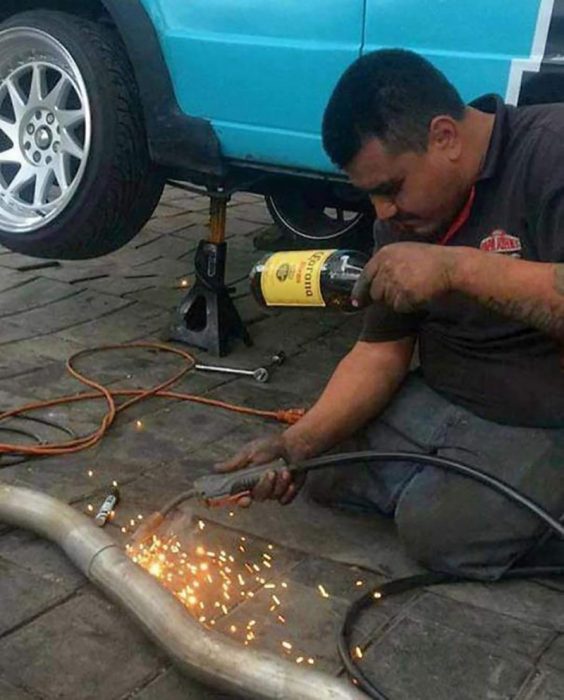 hombre soldando protegiéndose los ojos con una caguama 