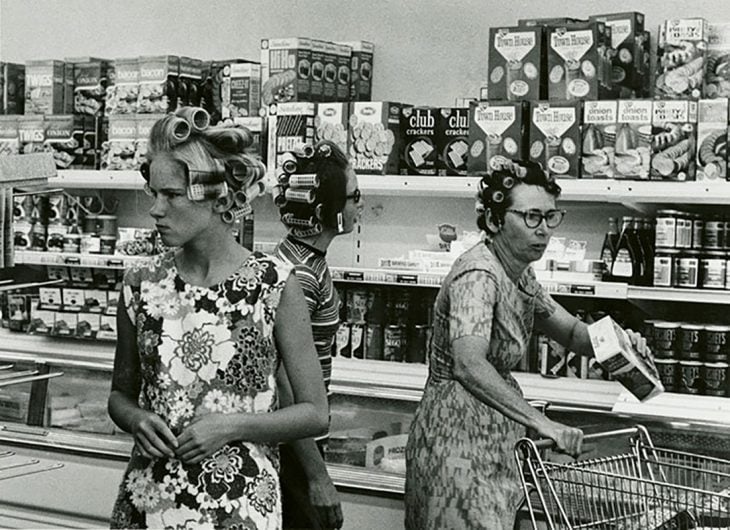 foto de vintage de mujeres con tubos en la cabeza haciendo compras