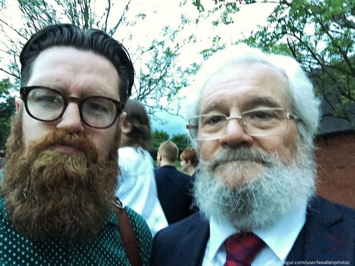 hombre de barba y lentes al lado de otro que se le parece mucho 