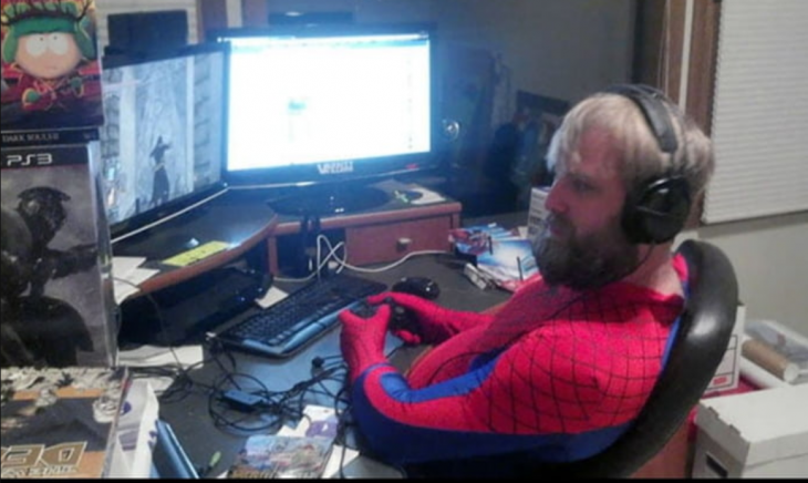 hombre en oficina vestido de spiderman 