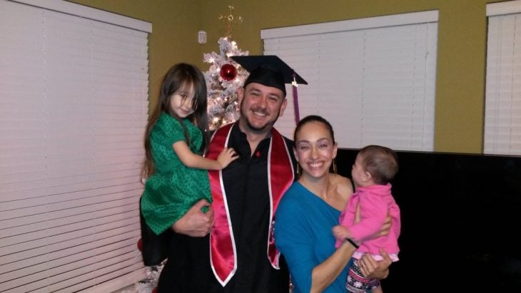 hombre graduado con su familia 
