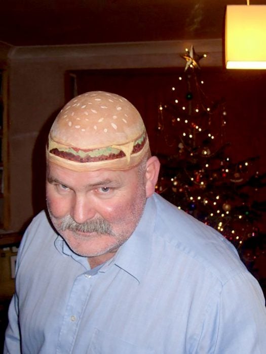 hombre con la cabeza de hamburguesa 