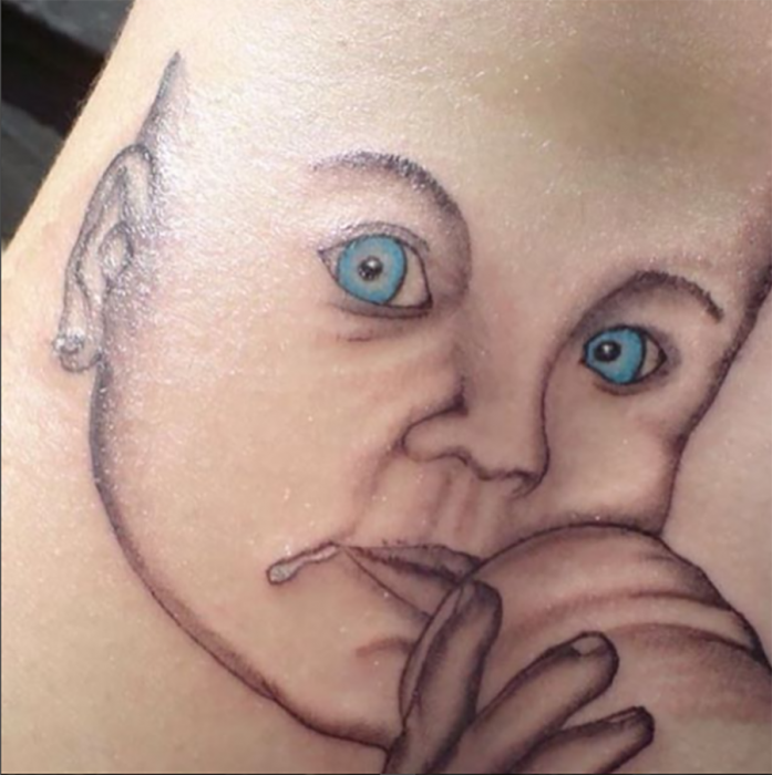 tatuaje de un bebé que se le cae la baba