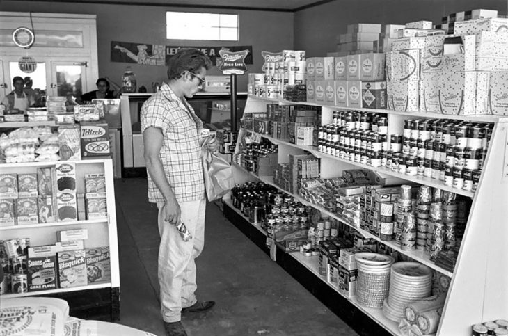 James Dean haciendo la despensa, 1955