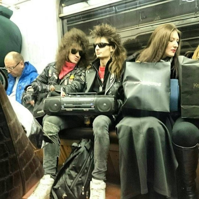 chicos en el metro vestidos como en los 80