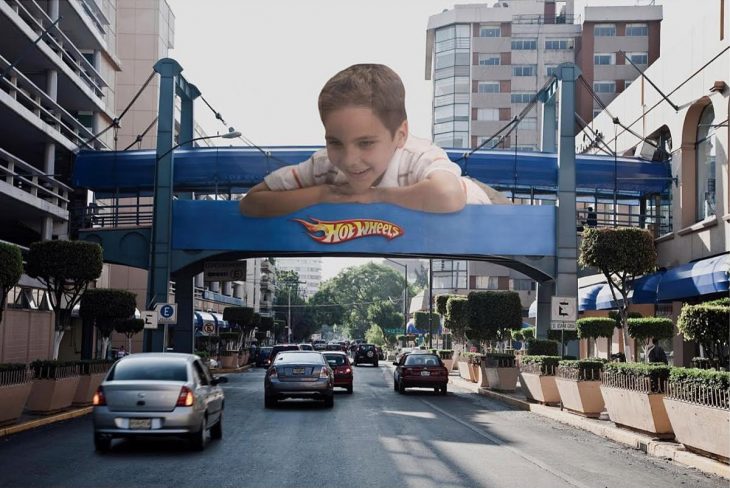 Espectacular de Hot Wheels de Mattel en un puente