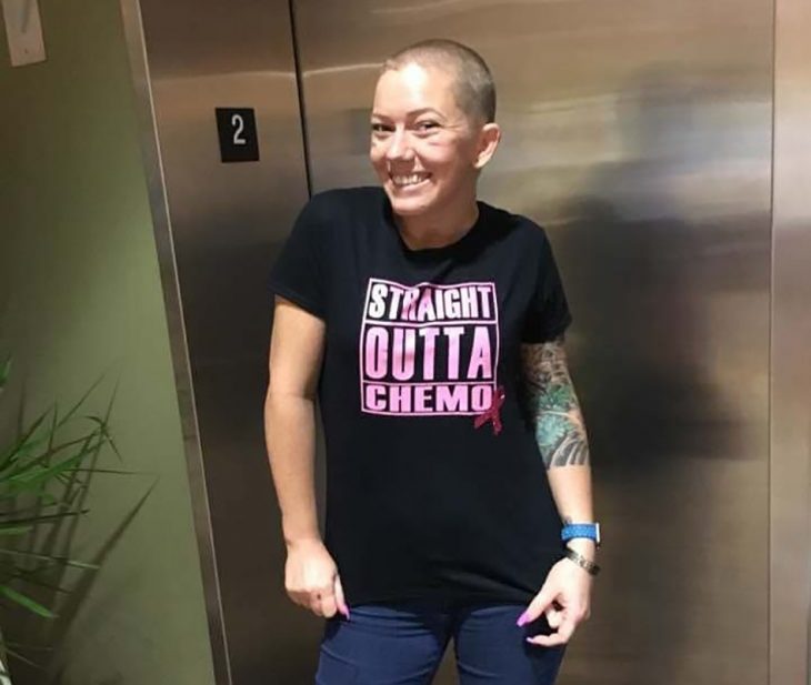 mujer sonriendo luego de la quimio