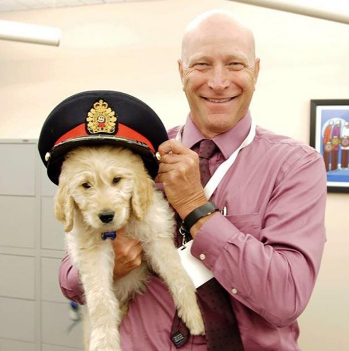 perrito con sombrero de policía 