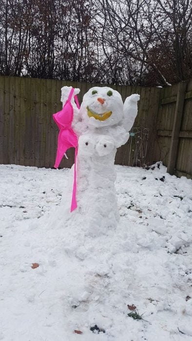 muñeco de nieve con brasiere 