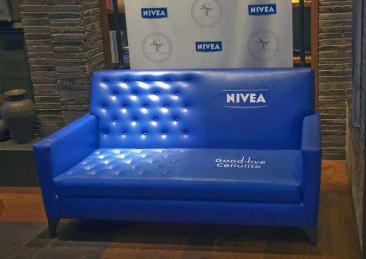 Nivea usa un sofá para publicitar su crema antiarrugas