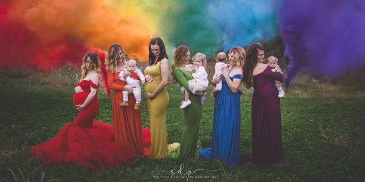 foto colorida de mujeres sosteniendo bebés