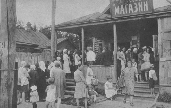 Fila para comprar en una tienda de la Unión Soviética, 1930