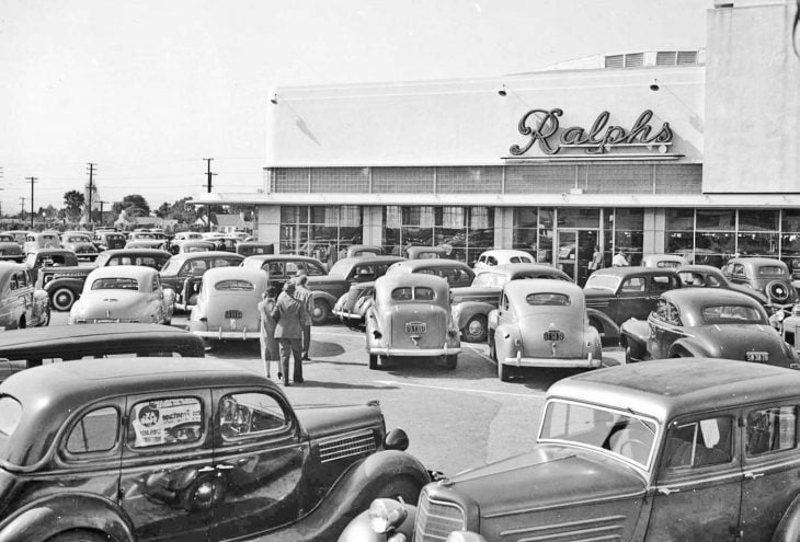 Estacionamiento en un supermercado en Los Ángeles, 1942