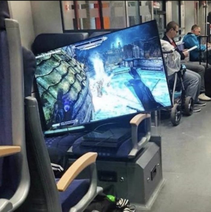 pantalla de videojuegos en el metro