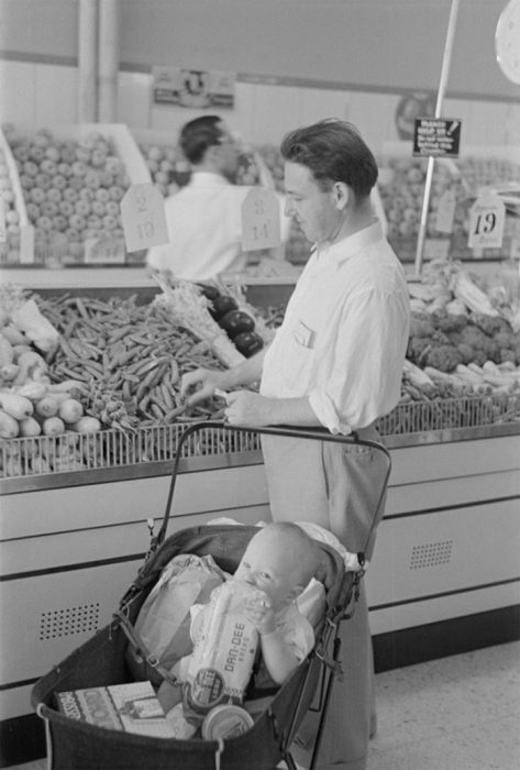 Padre con su bebé comprando en una cooperativa, 1938