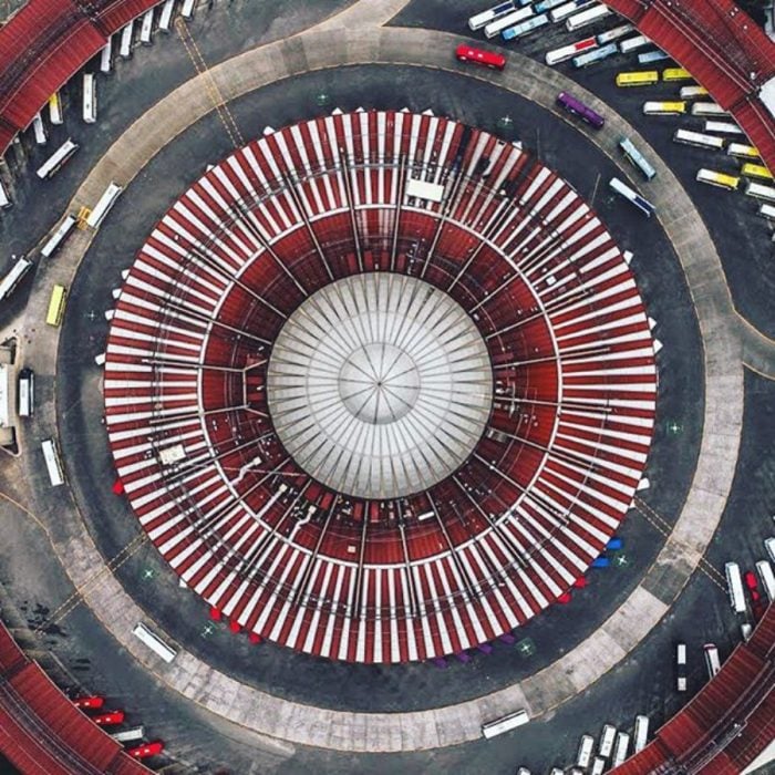 terminal de autobuses vista desde el cielo 