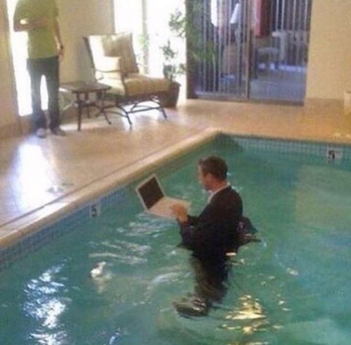 hombre en piscina con laptop 