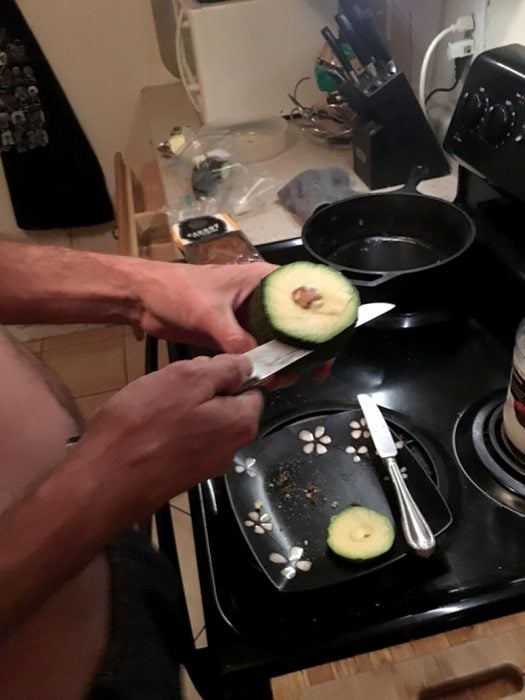 hombre cortando mal un aguacate 