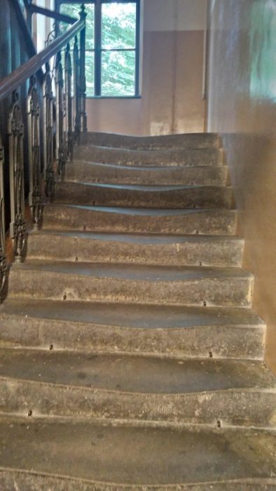 Desgaste en las escaleras después de haber sido usadas por años