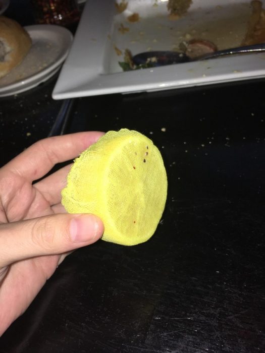 limón cubierto con una malla