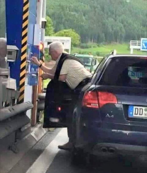 anciano atorado en puerta de auto