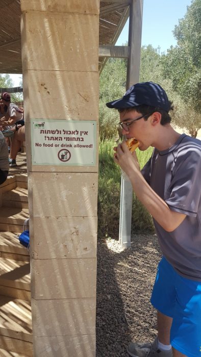 hombre comiendo en un lugar donde no se puede comer 