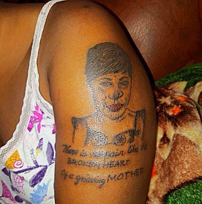 tatuaje mal hecho de una señora 