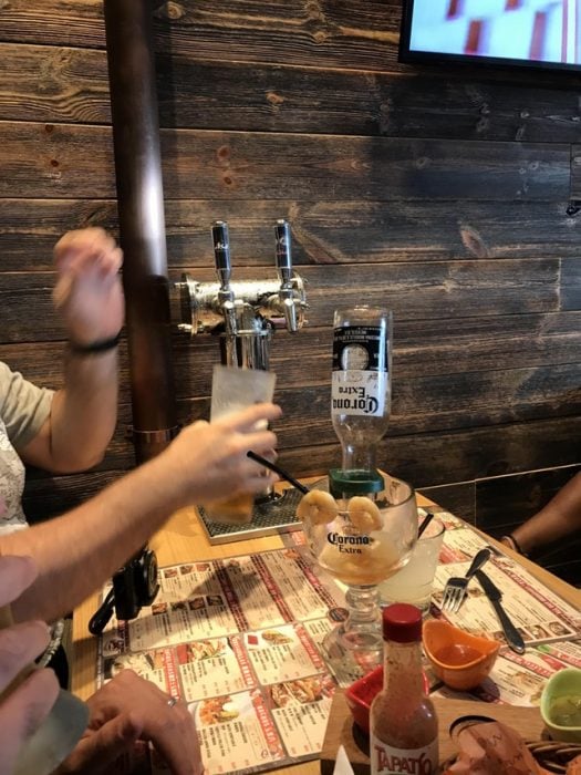 dispensador de cerveza en mesa de restaurante