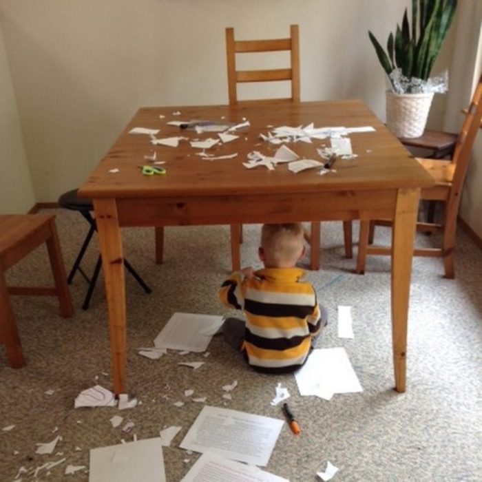 niño debajo de una mesa 