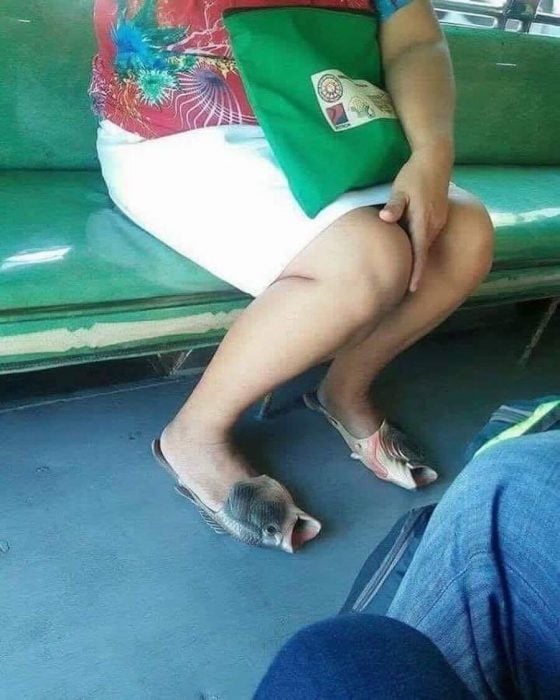 mujer con zapatos de pescado en un metro 