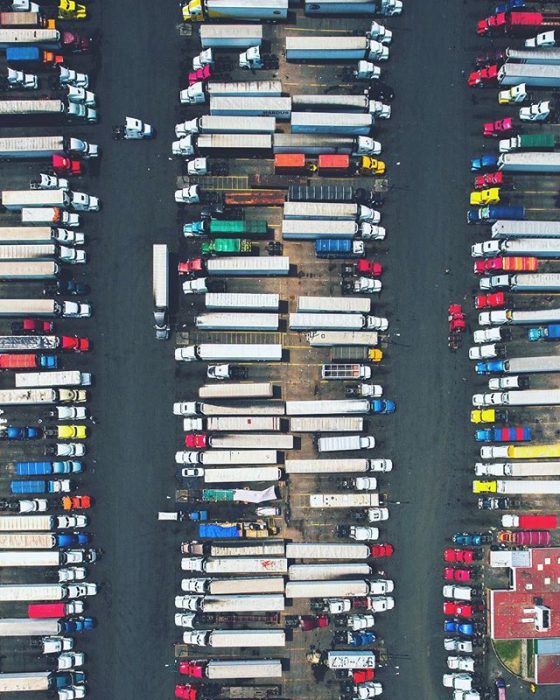 visto desde el cielo Estacionamiento de camiones de carga