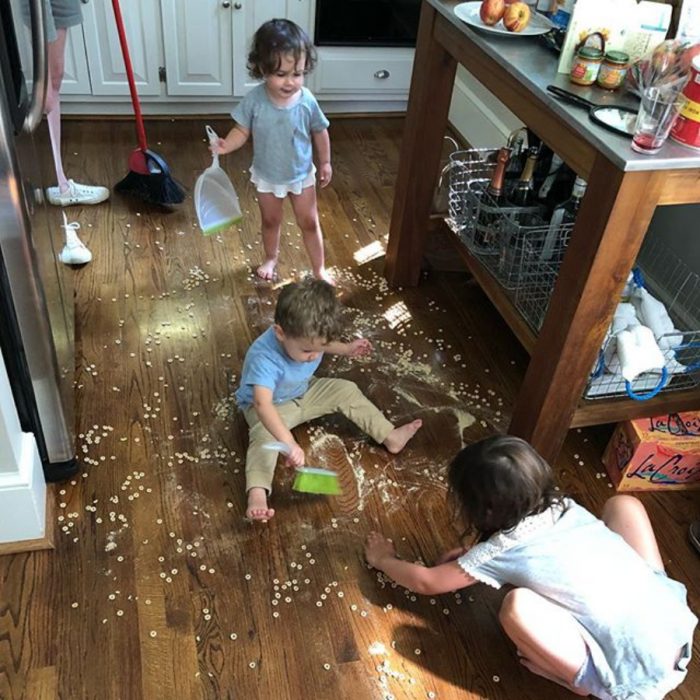 niños limpiando cocina sucia 