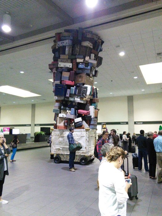 maletas apiladas hasta el techo en aeropuerto