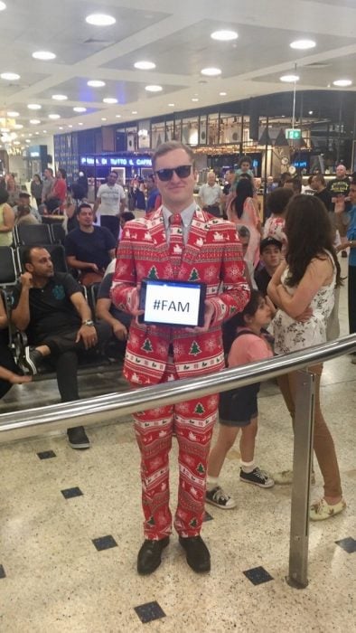 chico vestido con traje navideño en aeropuerto