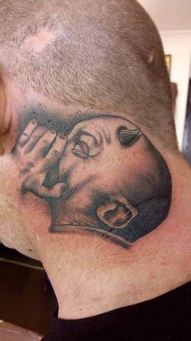 tatuaje de bebé demonio en la nuca del hombre