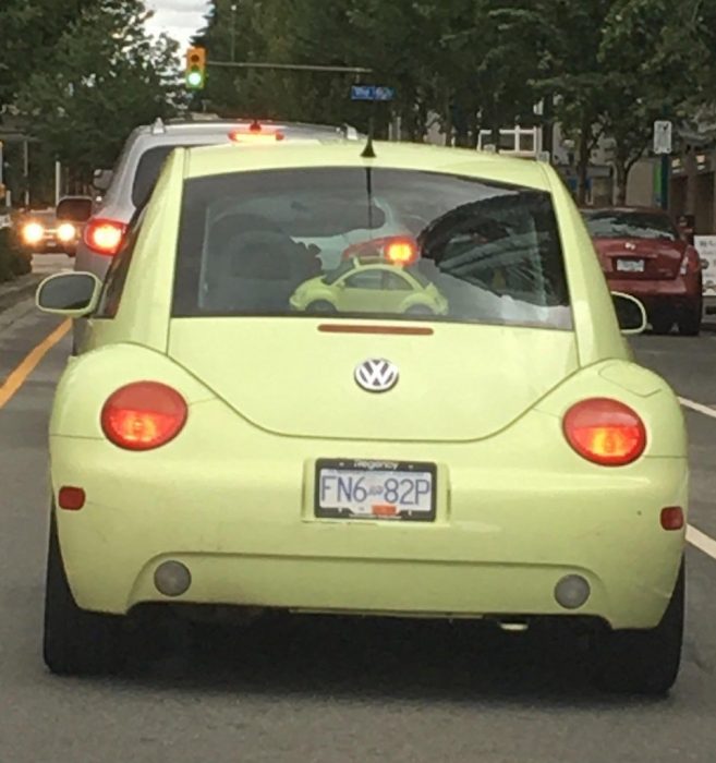 carro amarillo con un minicarro amarillo dentro