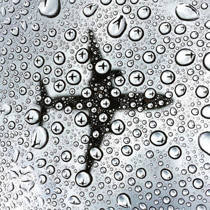 Gotas de agua que reflejan un avión
