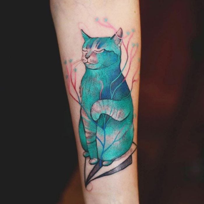 tatuaje de gato azul meditando