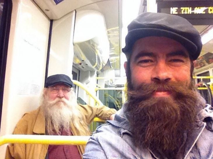 hombre y hombre mayor con la misma barba y boina 