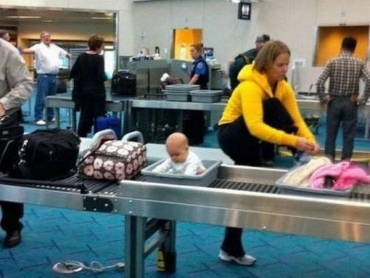 muñeco de bebé en el aeropuerto 