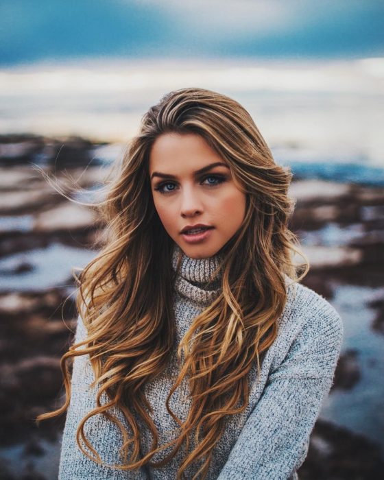 chica con el cabello bonito junto al mar