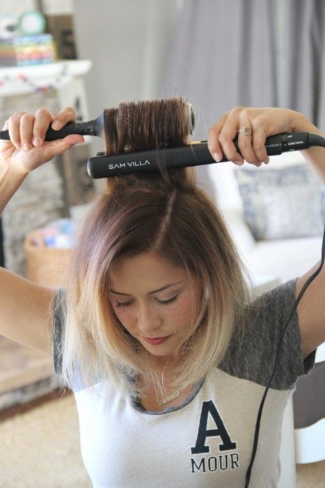 mujer con secadora y plancha 