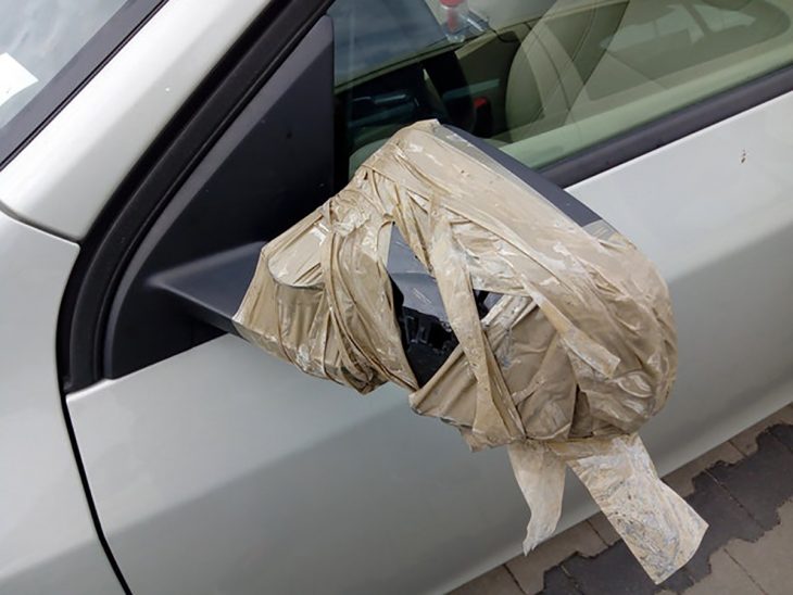 espejo de un auto con cinta adhesiva 